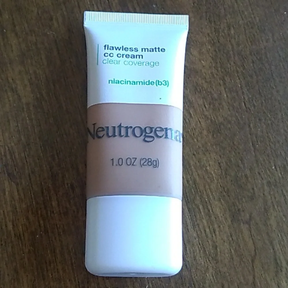 Neutrogena Clear Coverage Flawless Matte CC Cream - maple 7.0